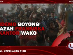 [Video] Pendemo Boyong Jenazah Fransiska ke Kantor Wako