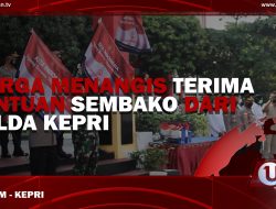[Video] Warga Menangis Terima Bantuan Sembako dari Polda Kepri