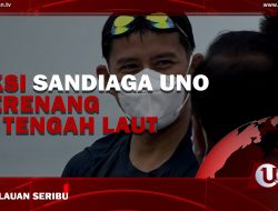 SANDIAGA UNO BERENANG DI TENGAH LAUT KEPULAUAN SERIBU