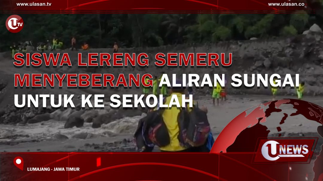 Siswa Lereng Semeru Menyeberang Aliran Sungai Untuk ke Sekolah