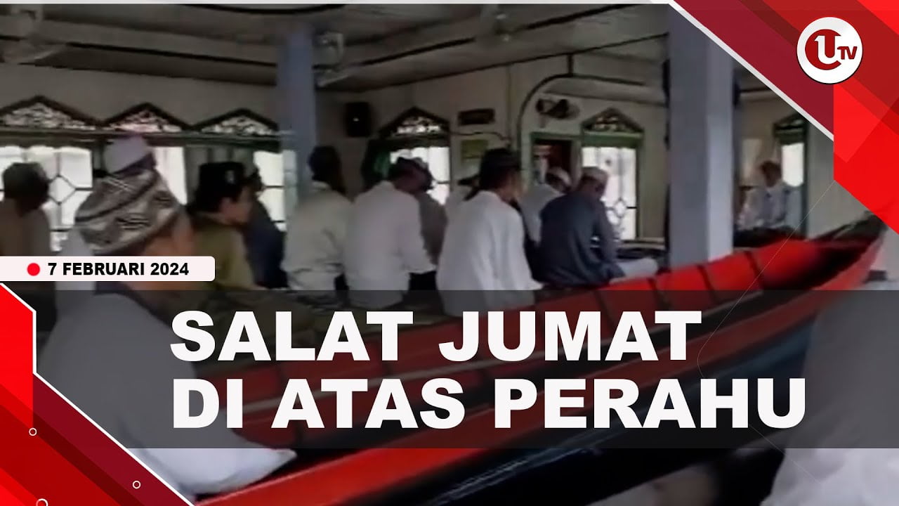 [Video] Jemaah Salat Jumat di Masjid Terapung Bawa Perahu