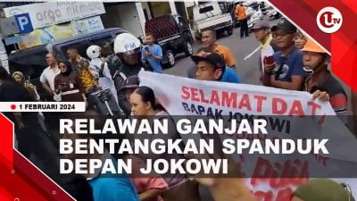 [Video] Relawan Bentangkan Spanduk Dukung Ganjar Depan Jokowi
