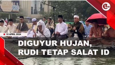 [Video] Diguyur Hujan, Tak Surutkan Semangat Rudi Laksanakan Salat Id