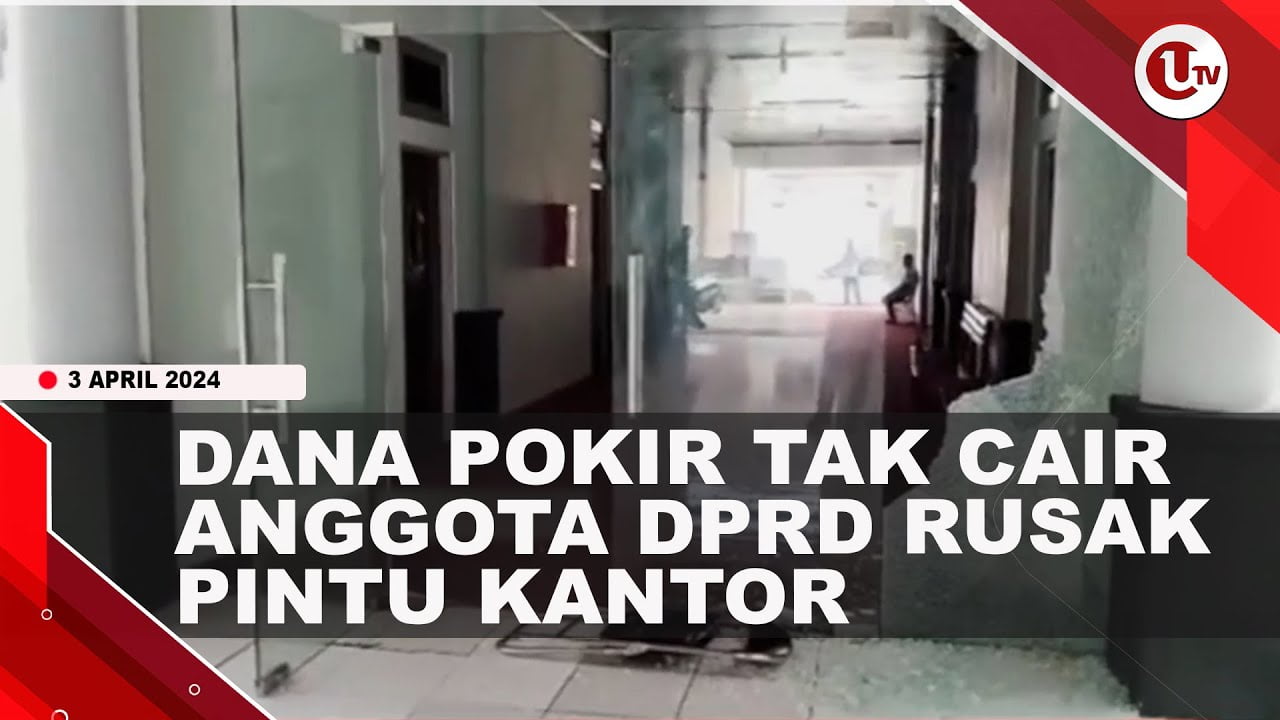 [Video] 2 Anggota DPRD Maluku Tengah Ngamuk Dan Rusak Pintu Kantor
