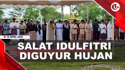 [Video] Warga Tetap Khusyuk Melaksanakan Salat Id Meski Diguyur Hujan