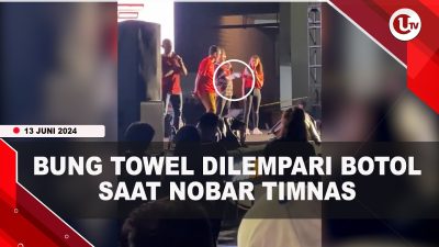[Video] Bung Towel Disoraki Hingga Dilempar Botol saat Nobar