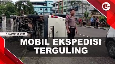[VIDEO] Rem Blong, Mobil Ekspedisi Tabrak Tembok Hingga Terguling