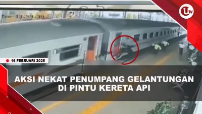 [VIDEO] Aksi Nekat Penumpang Gelantungan di Pintu Kereta Api