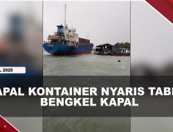 [VIDEO] Detik-Detik Kapal Kontainer Nyaris Tabrak Bengkel Kapal Di Perairan Bintan