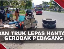 [VIDEO] Dua Gerobak Pedagang Hancur Dihantam Ban Truk Yang Lepas