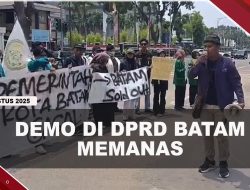 [VIDEO] Aksi Demo di DPRD Batam Memanas, Mahasiswa Sebut ‘Batam Sold Out’ | U-NEWS