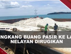 [VIDEO] Alami Kebocoran, Tongkang Milik PT Marcopolo Buang Pasir Ke Laut | U-NEWS
