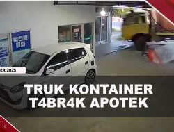 [VIDEO] Sopir Mengantuk, Truk Kontainer T4br4k Apotek Hingga Ambruk | U-NEWS