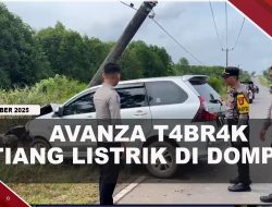 [VIDEO] Mobil Avanza T4br4k Tiang Listrik di Dompak, Pengemudi Wanita Dilarikan Ke Rumah Sakit | U-NEWS