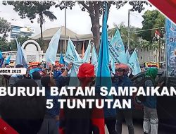 [VIDEO] Massa Buruh Desak Pemerintah Tetapkan Upah Minimum Sektoral 2026 | U-NEWS