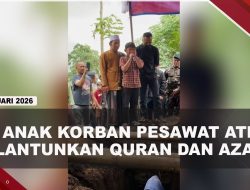 [VIDEO] Momen Haru Anak Korban Pesawat Lantunkan Quran dan Azan Saat Pemakaman | U-NEWS
