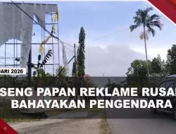[VIDEO] Diterjang Angin Kencang, Seng Reklame Rusak Ancam Pengendara Motor di Kijang | U-NEWS