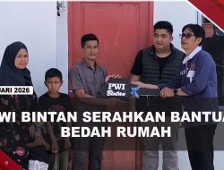 [VIDEO] PWI Bintan Serahkan Bantuan Bedah Rumah, Penerima Menangis Haru | U-NEWS