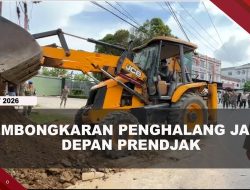 [VIDEO] Satpol PP Kembali Bongkar Penghalang Jalan di Depan Pabrik Prendjak | U-NEWS