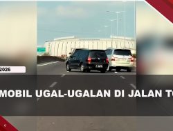 [VIDEO] Viral, 2 Mobil Ugal-Ugalan Saling Senggol di Jalan Tol | U-NEWS