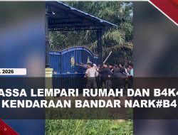 [VIDEO] Massa Lempari Rumah Bandar N4rk#b4 Di Rohil Riau, Barang Hingga Kendaraan Dib4k4r | U-NEWS