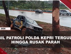 [VIDEO] Mobil Patroli Ditsamapta Polda Kepri Terguling, Melaju Saat Hujan Deras | U-NEWS