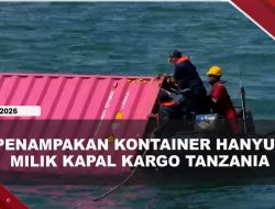 [VIDEO] PPLP Tanjunguban Evakuasi 7 Unit Kontainer Hanyut Milik Kapal Kargo Tanzania | U-NEWS