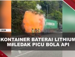 [VIDEO] Kontainer Berisi Baterai Lithium M#led4k, Bola Api Nyaris Sambar Petugas Damkar | U-NEWS