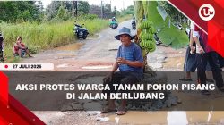 [VIDEO] 15 Tahun Tak Diperbaiki, Warga Kampung Banjar Tanam Pohon Pisang di Jalan Berlubang | U-NEWS