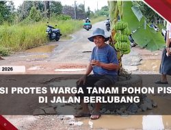 [VIDEO] 15 Tahun Tak Diperbaiki, Warga Kampung Banjar Tanam Pohon Pisang di Jalan Berlubang | U-NEWS