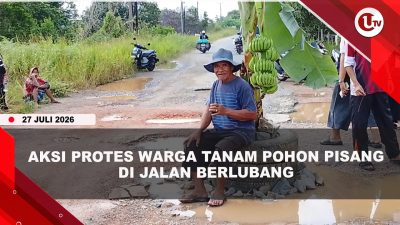 [VIDEO] 15 Tahun Tak Diperbaiki, Warga Kampung Banjar Tanam Pohon Pisang di Jalan Berlubang | U-NEWS