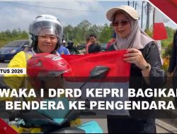 [VIDEO] Peringati Hari Kemerdekaan, Waka I DPRD Kepri Bagikan Bendera Ke Pengendara | U-NEWS