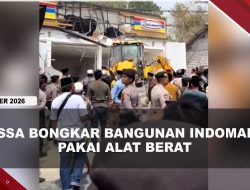 [VIDEO] Tolak Ritel Modern, Massa Mengatasnamakan Santri Bongkar Bangunan Indomaret | U-NEWS