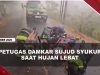 [VIDEO] Petugas Sujud Syukur Saat Hujan Lebat Guyur Lokasi Karhutla | U-NEWS