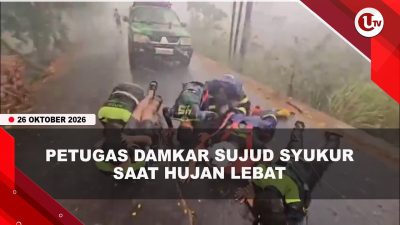 [VIDEO] Petugas Sujud Syukur Saat Hujan Lebat Guyur Lokasi Karhutla | U-NEWS